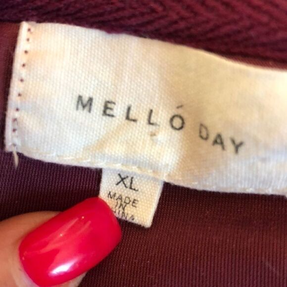 Mello Day burgundy scrunched sleeve top - Picture 3 of 5